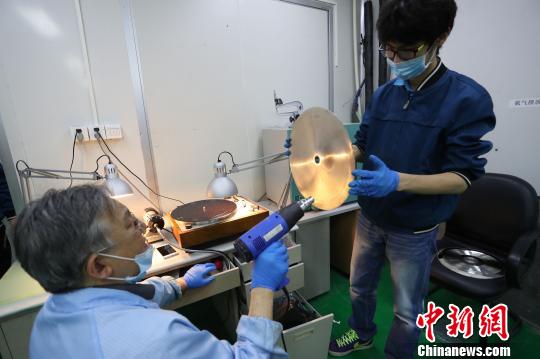 多位花甲之年的“老法师”挑起了重启黑胶唱片的重担。　张亨伟 摄