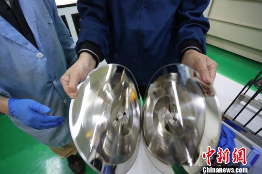 每张制作完的黑胶金属母盘都会有正反两面，正门拿来听音，反面拿来复制黑胶唱片?！≌藕辔?摄