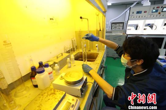 黑胶工坊中最年轻的“90后”员工将会把黑胶的核心技术传承下去?！≌藕辔?摄