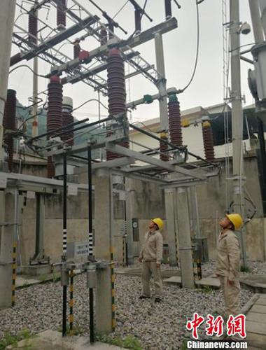 电力员工正在变电站排查设备。　钟欣　摄