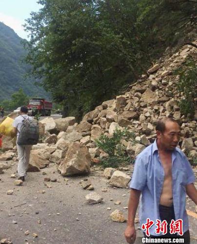 地震造成国道108线石棉至栗子坪段元根桥处发生塌方。雅安市防震减灾局提供