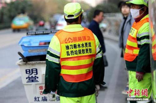 资料图: 西安环卫工人 张远 摄 点击进入下一页