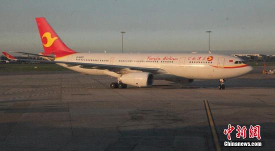 资料图：5月7日傍晚，中国西安至英国伦敦的直航班机经过11个小时的飞行完成首航，抵达伦敦希思罗机场。这是第一条由中国古都西安直飞英国首都伦敦的客运航线。<a target='_blank' href='http://www.chinanews.com/'>中新社</a>记者 张平 摄