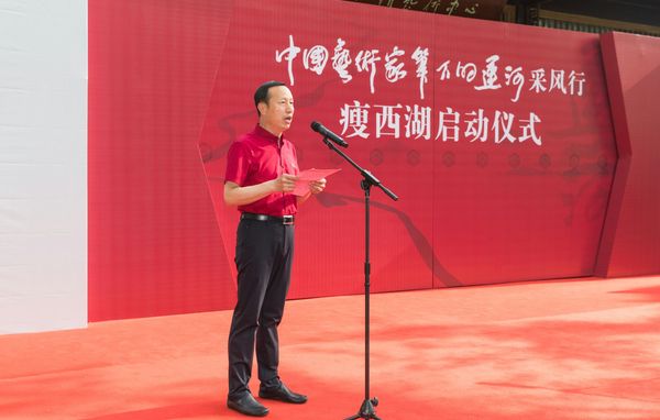 扬州市蜀冈—瘦西湖风景名胜区党工委书记张福堂主持启动仪式。人民政协报·人民政协网记者 贾宁 位朝辉 范原菲摄