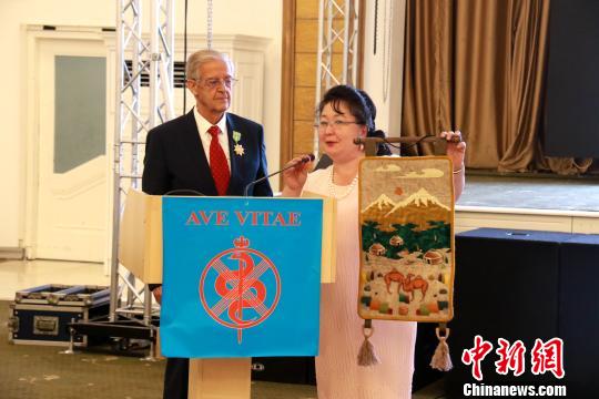 5月17日，欧亚医学会主席萨德科娃(右一)在主持会议?！≈有?摄