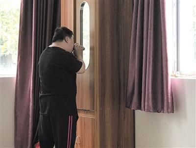 登台前，舟舟对着镜子刮胡子。