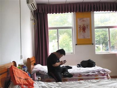 　舟舟和父亲在艺术团居住的单间。A10-A11摄影(除署名外)/新京报记者 王佳慧