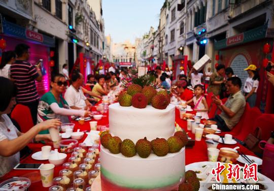 图为骑楼老街“荔枝宴”现场?！∫Ｃ?摄