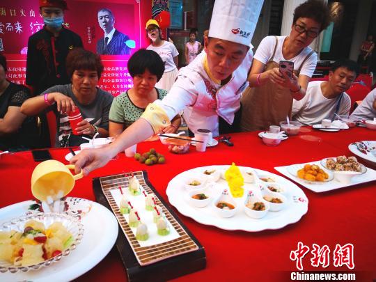 图为“荔枝宴”现场?！∫Ｃ?摄