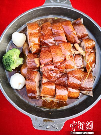 图为“荔枝木烧鹅”。　尹海明 摄