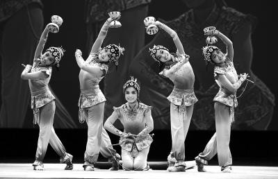 中国侨网小艺术家们表演抖空竹。