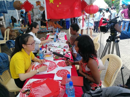 中国手工艺品吸睛。