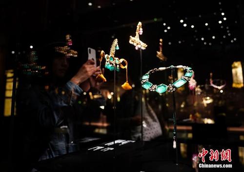 资料图:“铭心撷珍——卡塔尔阿勒萨尼收藏展”亮相故宫。<a target='_blank' href='http://www.chinanews.com/'>中新社</a>记者 杜洋 摄 点击进入下一页