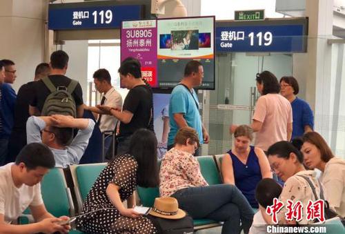 图为扬州泰州国际机场临时关闭，大批乘客被困成都双流机场?！』菩墨h 摄