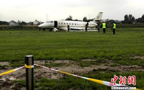 图为5月20日下午15时07分，一架公务机在扬州泰州机场冲出跑道。　崔佳明 摄