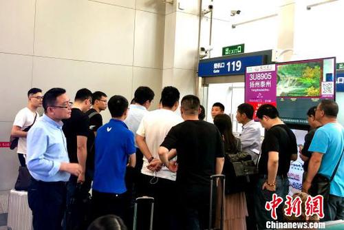 图为大批乘客向成都双流机场工作人员了解延误原因。　黄心玥 摄