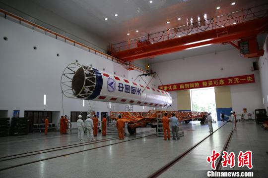 探月工程嫦娥四号任务鹊桥号中继星发射前在西昌卫星发射中心进行火箭转运?！×跣?　摄