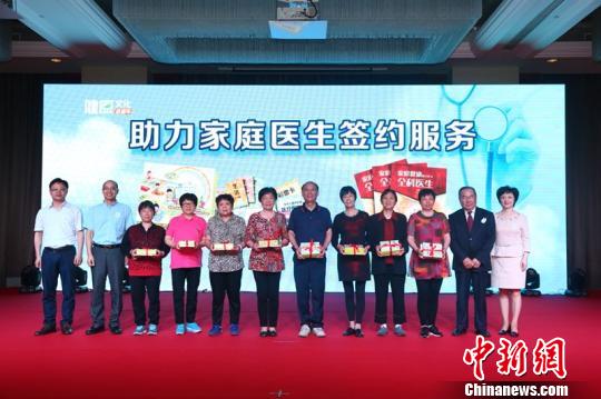 截至5月15日，上海已签约人数达408万人，其中60岁及以上老年人285万?！』苹?摄