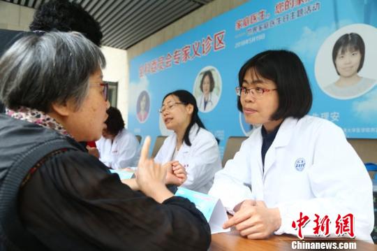 多名家庭医生、全科医学专家在现场为社区居民提供家庭医生签约咨询、医疗咨询?！』苹?摄