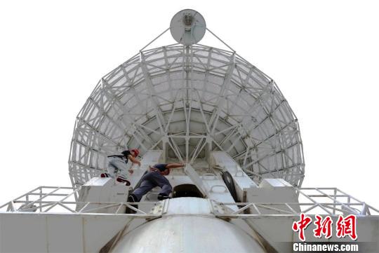 科技人员在任务前进行设备检修?！∧叨傲?摄