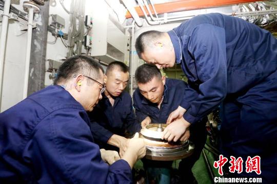 动力系统科技人员在检修动力设备?！∧叨傲?摄