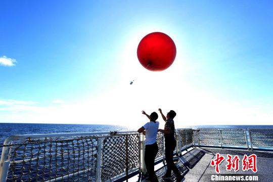 任务准备中，科技人员施放信标球测试设备性能?！∧叨傲?摄