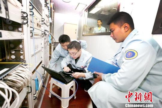 科技人员在测试设备指标?！∧叨傲?摄