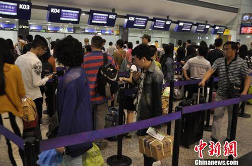 成都机场遭雷暴天气70余航班受影响约8000旅客滞留