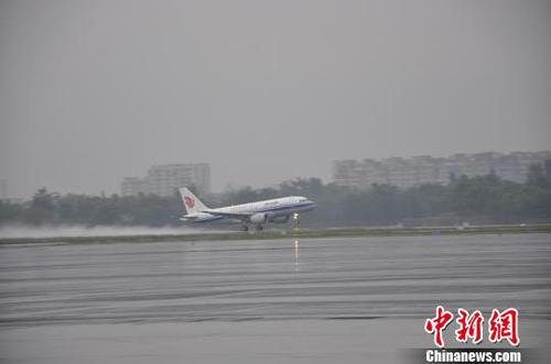 截至10时40分，雷暴天气已累计导致成都机场70余个航班受影响?！÷揽∶?摄