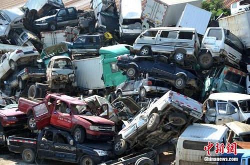 图为密密麻麻重重叠叠地磊在一起的报废汽车。 张斌 摄