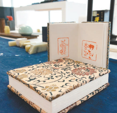 　在伦敦手工艺周“技艺中国”展上展出的富有中国特色的手工艺品。 本报记者 强 薇摄 