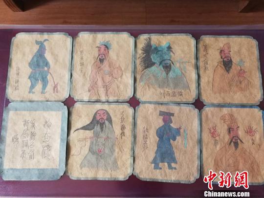 8幅壁画蓝本底稿的尺寸规格大致相同，长约29厘米、宽约26厘米　李吉毅 摄