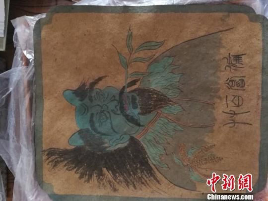 8幅壁画内容以水墨画的形式绘制在较为粗糙且略微发黄的长方形草纸上，其边缘用蓝色颜料勾画出在绘画上称为“开光”的边框　李吉毅 摄