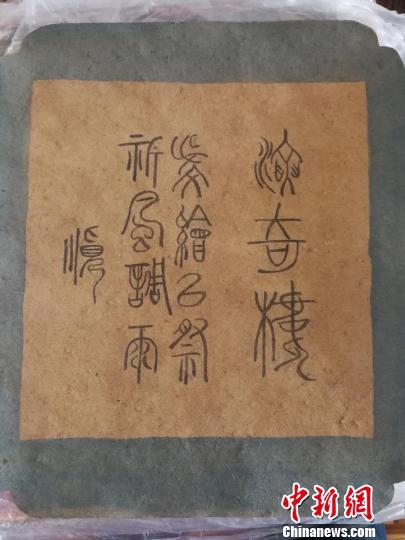 8幅壁画蓝本底稿中，其中写有的“演奇楼敬绘之祭祈风调雨顺”字样　李吉毅 摄