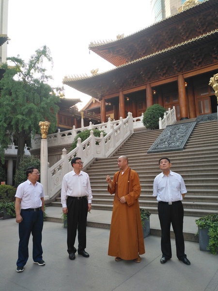 在静安寺调研 在静安寺调研