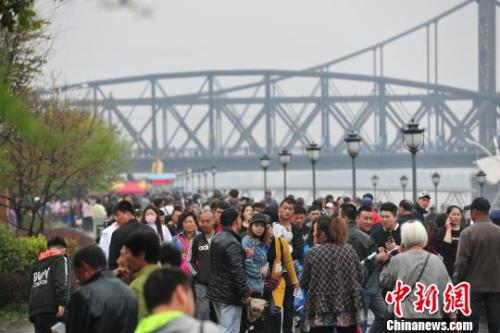 2018年“五一”小长假，丹东边境游成热点。图为游客在鸭绿江畔游玩。于海洋 摄