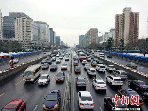 图为北京街头的车辆。<a target='_blank' href='http://www.chinanews.com/' >中新网</a>记者 李金磊 摄