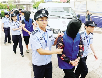 警方抓捕“套路贷”犯罪团伙 点击进入下一页