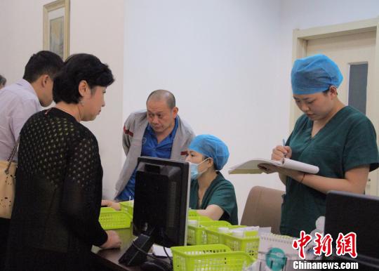 资料图：山东大学第二医院的护士正在为病人服务。　赵晓 摄