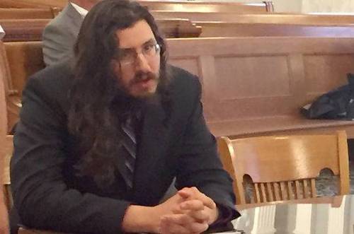 美国男子在家啃老在外装成功人士 被父母告上法庭