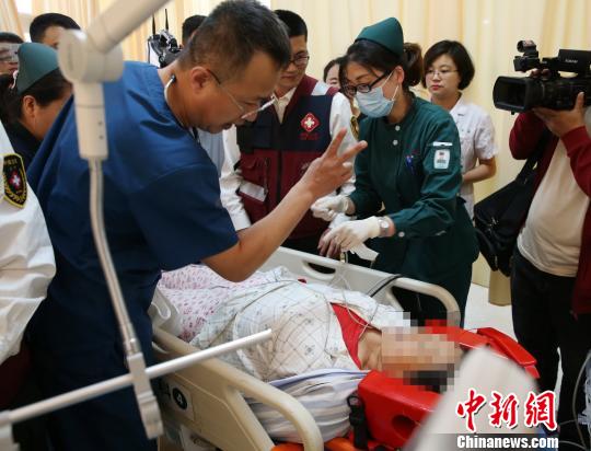 5月23日，辽宁省人民医院完成中国东北首例异地航空医疗转运任务。图为专家现场会诊，患者准备接受手术。　朱明宇 摄