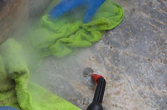 喷射冲洗的过程，口香糖黑色的表面渐渐被冲掉