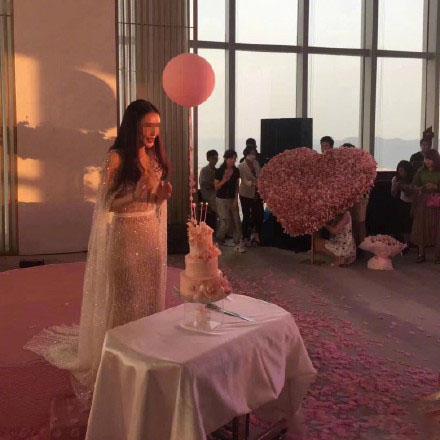 男子33万现金做有钱花为女友庆生 银行:涉嫌违法