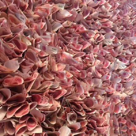 男子33万现金做有钱花为女友庆生 银行:涉嫌违法