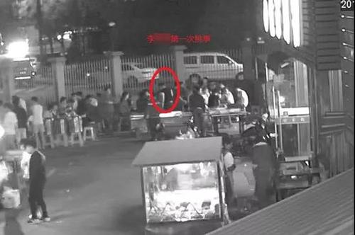 萧山一夜宵摊有人模仿抖音“菜换肉”，结果引发十几个人群殴惊动警察……