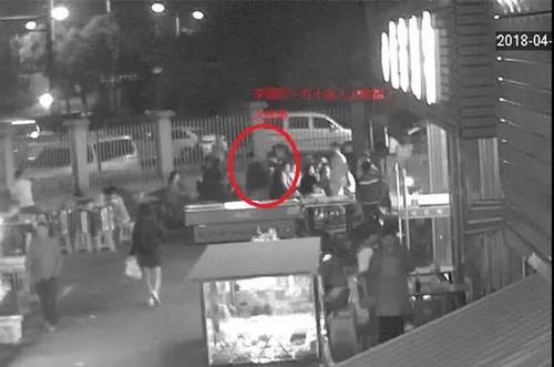 萧山一夜宵摊有人模仿抖音“菜换肉”，结果引发十几个人群殴惊动警察……