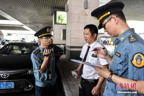 5月16日，广州市交通委员会执法局执法人员在广州东站对网约车相关资质进行核查。<a target='_blank' href='http://www.chinanews.com/'>中新社</a>记者 陈骥旻 摄