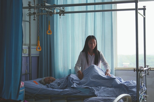 代丽飞看护偏瘫奶奶。