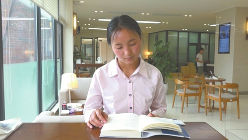 成都大学大二女生代丽飞。