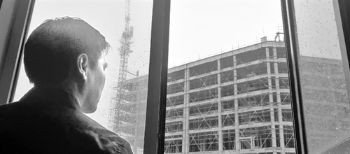  张逢图的窗外就是他要打造的建材市场。 